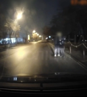 Хлопці у Рівному так хотіли спинити маршрутку, що ледь не потрапили під колеса (ВІДЕО)
