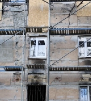 В Одесі триває відновлення житлового будинку, який тричі постраждав від ворожих атак