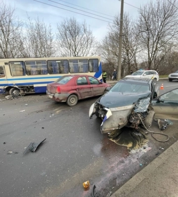 Рух перекрито: у Луцьку внаслідок ДТП автівки перегородили дорогу