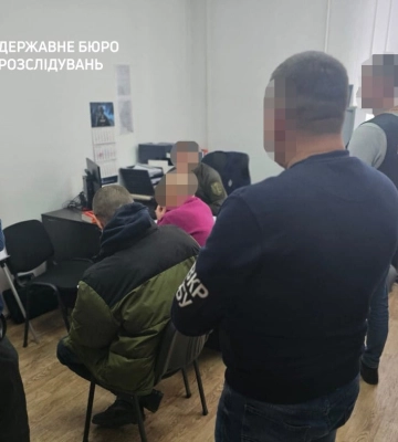На Тернопільщині ДБР викрило командира взводу, який майже рік нараховував підлеглому «бойові» за ремонт будинку своєї доньки 