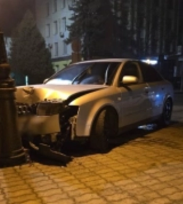 У Луцьку нетверезий водій наїхав на вуличний ліхтар