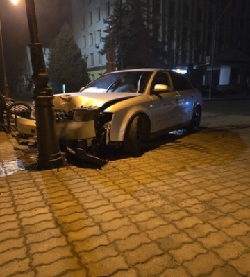 У Луцьку нетверезий водій наїхав на вуличний ліхтар