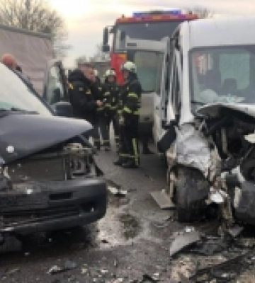 На Львівщині зіткнулися два мікроавтобуси: травми отримали п&#039;ятеро людей