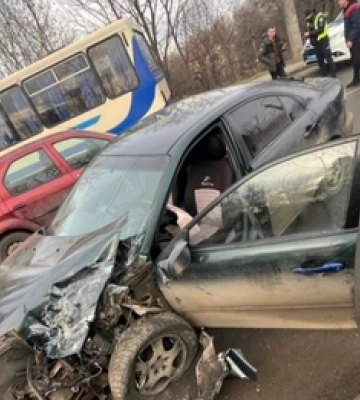 У Луцьку – жахлива автотроща: легковик влетів у маршрутку