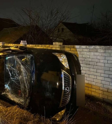 У Дніпрі підліток за кермом «Lexus» злетів з дороги і перекинувся