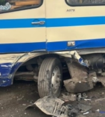 На Гнідавській легковик врізався у автобус «Еталон»