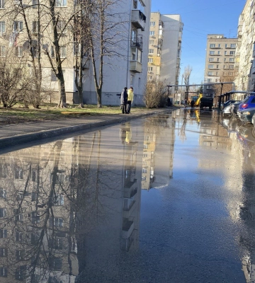 У Дніпрі вулиця перетворилася на річку: через подвійний порив у будинках зникла вода
