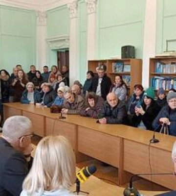 У Полтаві люди зібралися на акцію проти закриття районної лікарні