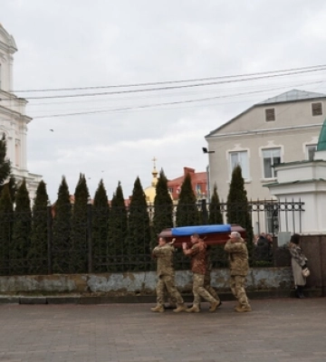 Небо плакало: у Луцьку попрощалися з воїнами Олександром Семенюком та Іваном Кумбровим