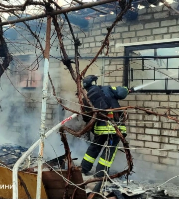 У Харківській області уламки збитого БпЛА впали на будинок: виникла пожежа, є постраждалі