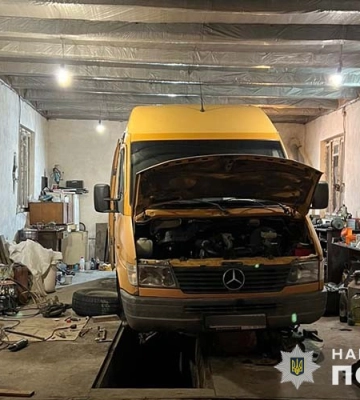 Поліція Тернопільщини встановлює обставини загибелі чоловіка під час ремонту бусика