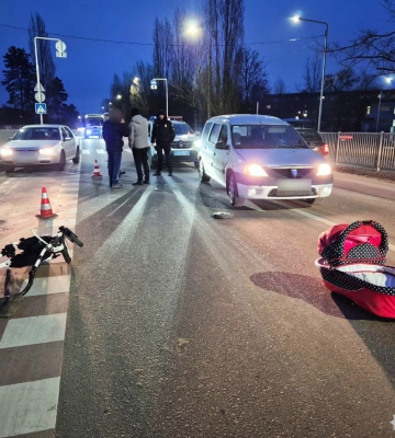 На Ровенщине водитель Dacia наехал на маму с ребенком в коляске: младенец умер в реанимации