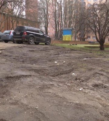 З газонів - місиво: У Рівному водії паркуються на зелених майданчиках (ВІДЕО)