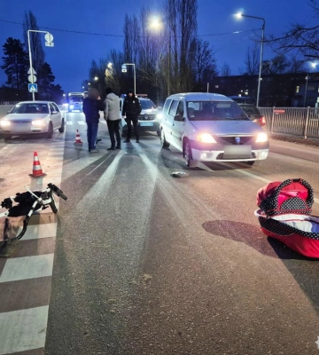 У Вараші легковик наїхав на маму з дитиною у візку: малюк помер