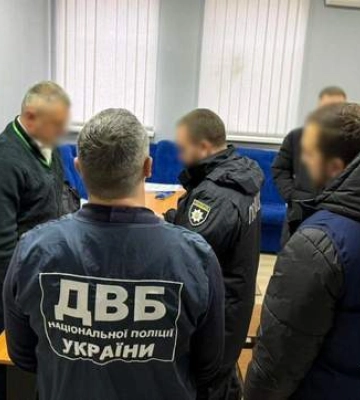 Работников ТСЦ обвинили в коррупции за сдачу практических экзаменов
