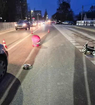 На Рівненщині сталася смертельна ДТП: водій збив маму з немовлям