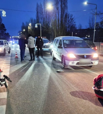 У Вараші легковик наїхав на маму з дитиною у візку: малюк помер