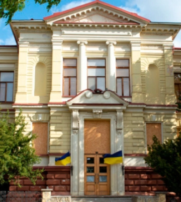 Херсонському музею передадуть старовинну книгу та колекцію монет, вилучені на митниці