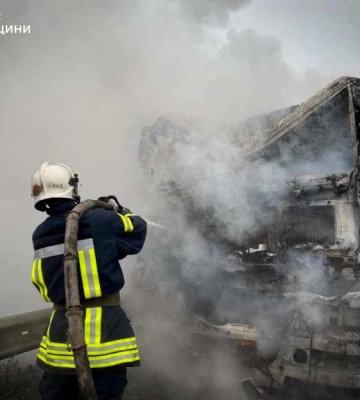 На трасі в Одеській області спалахнула вантажівка