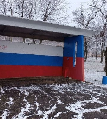 Остановку-призрак в районе Мелитополя окрасили в цвета российского флага 