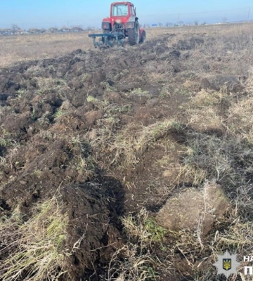 У Білгород-Дністровському районі чоловік зорав землю біля озера, щоб здавати її в оренду