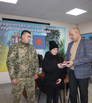 Нагороду загиблого воїна з Новоукраїнської громади вручили його дружині