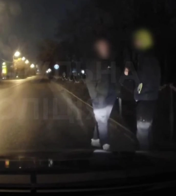 У Рівному двоє хлопців прогулювались проїзною частиною (ВІДЕО)