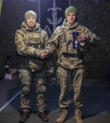 Головнокомандувач ЗСУ відзначив «Срібним хрестом» молодого воїна з Одещини Ярослава Калєнченка