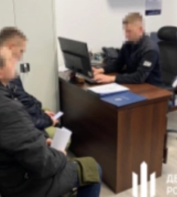 Командира роти на Рівненщині підозрюють у недбалості через виплати відсутній підлеглій