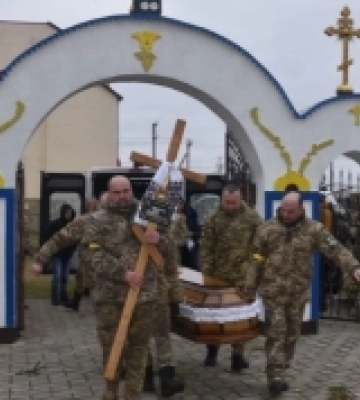 На Волині дружина загиблого воїна досі не змирилася, що його не дозволили відспівати в місцевій церкві