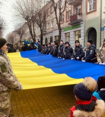 «Ланцюг Єднання» у Луцьку: сотні людей із прапором України відзначили День Соборності