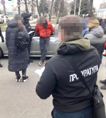 14 тисяч доларів за незаконний виїзд у Молдову: на Волині затримали поліцейського