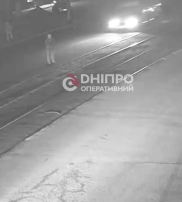 Пішохід загинув під колесами "Mercedes": з’явилося відео моторошної ДТП на проспекті Хмельницького в Дніпрі