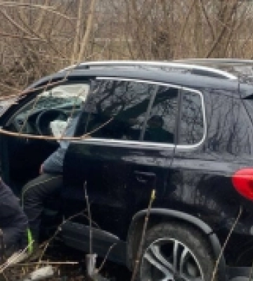 На виїзді з Рівного кросовер злетів у кювет: водій - під наглядом медиків