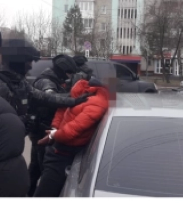 У Луцьку затримали поліцейського, який за гроші організовував для ухилянтів виїзд за кордон