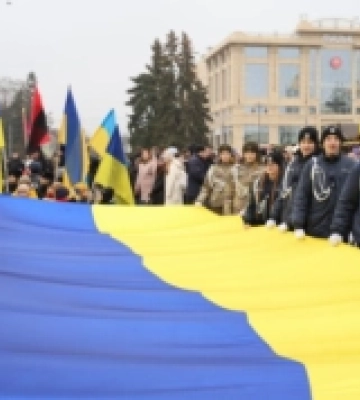 «Ланцюг Єднання» у Луцьку: сотні людей із прапором України відзначили День Соборності