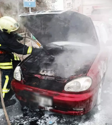 У Мукачеві сталося загорання автомобіля у центрі міста