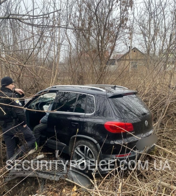 На виїзді з Рівного кросовер злетів у кювет: водій - під наглядом медиків