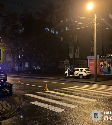 Поліція шукає свідків ДТП за участю пішохода та водія елітного авто