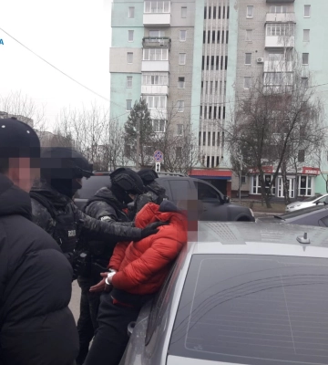 14 тисяч доларів за незаконний виїзд у Молдову: на Волині затримали поліцейського