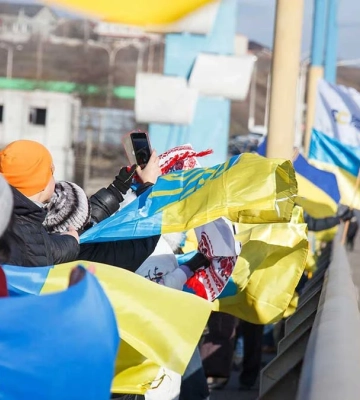 Як  утворювали “ланцюг єдності” на Антонівському мосту в передмісті Херсона. ФОТО