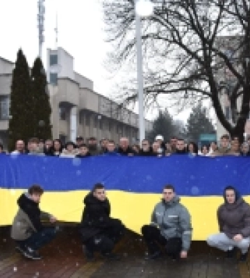 В Іршаві на Закарпатті до Дня Соборності ліцеїсти розгорнули кількаметровий стяг
