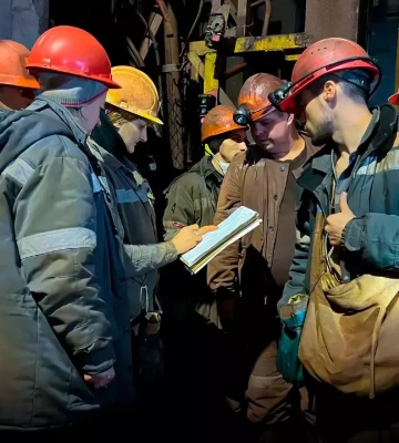 135 человек оказались заблокированы под землей: что стало причиной