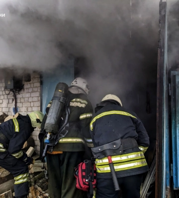 У Шостці рятувальники оперативно ліквідували пожежу в гаражі