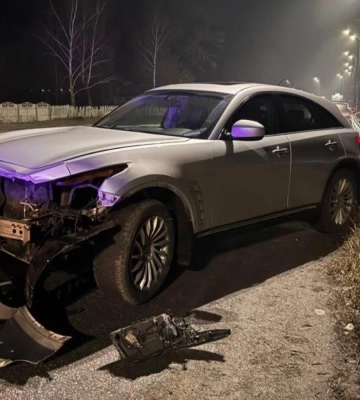 На Рівненщині водій "Infiniti" врізався у відбійник