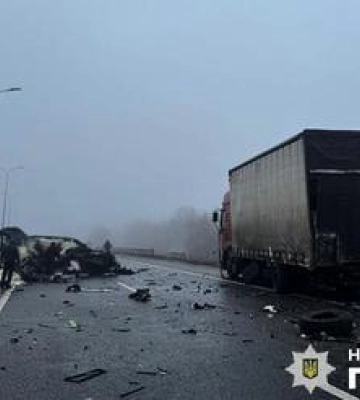 Смертельна ДТП на Полтавщині:  Lexus протаранив припарковану на узбіччі вантажівку