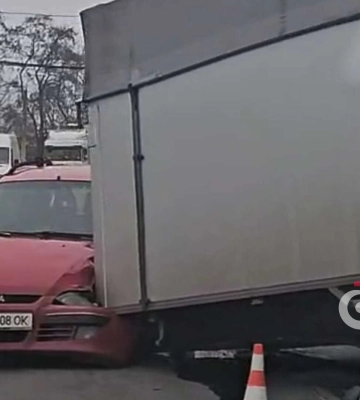 У Дніпрі на Березинській причеп з фури завалився на Mitsubishi: відео моменту