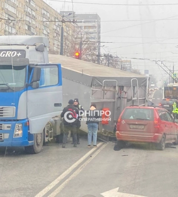 У Дніпрі причеп з фури впав на легковик: рух ускладнено (Відео)