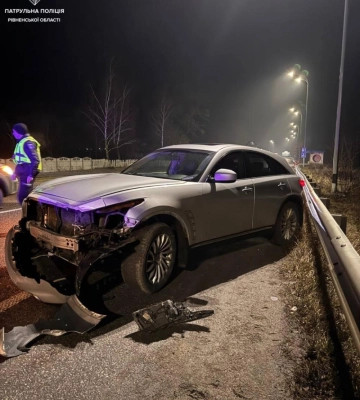 На Рівненщині водій "Infiniti" врізався у відбійник