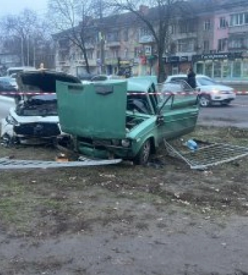 У Миколаєві трагічна ДТП: Infiniti, Skoda та «Жигулі» зіткнулися на перехресті, є загибла та постраждалі